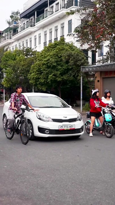 Funny guy cycleing fun with car man😂