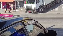 Caminhão ficou com traseira travada ao tenta vira numa esquina