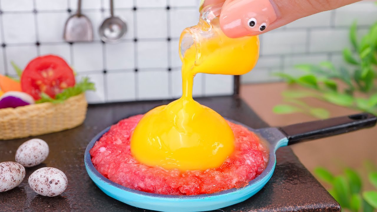 🥪 Harvest Eggs and Cooking Miniature Bacon Gri...