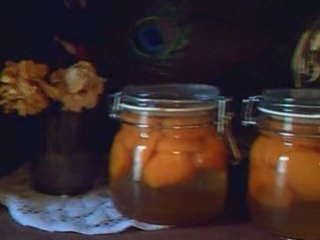 Oreillettes d'abricots au sirop.