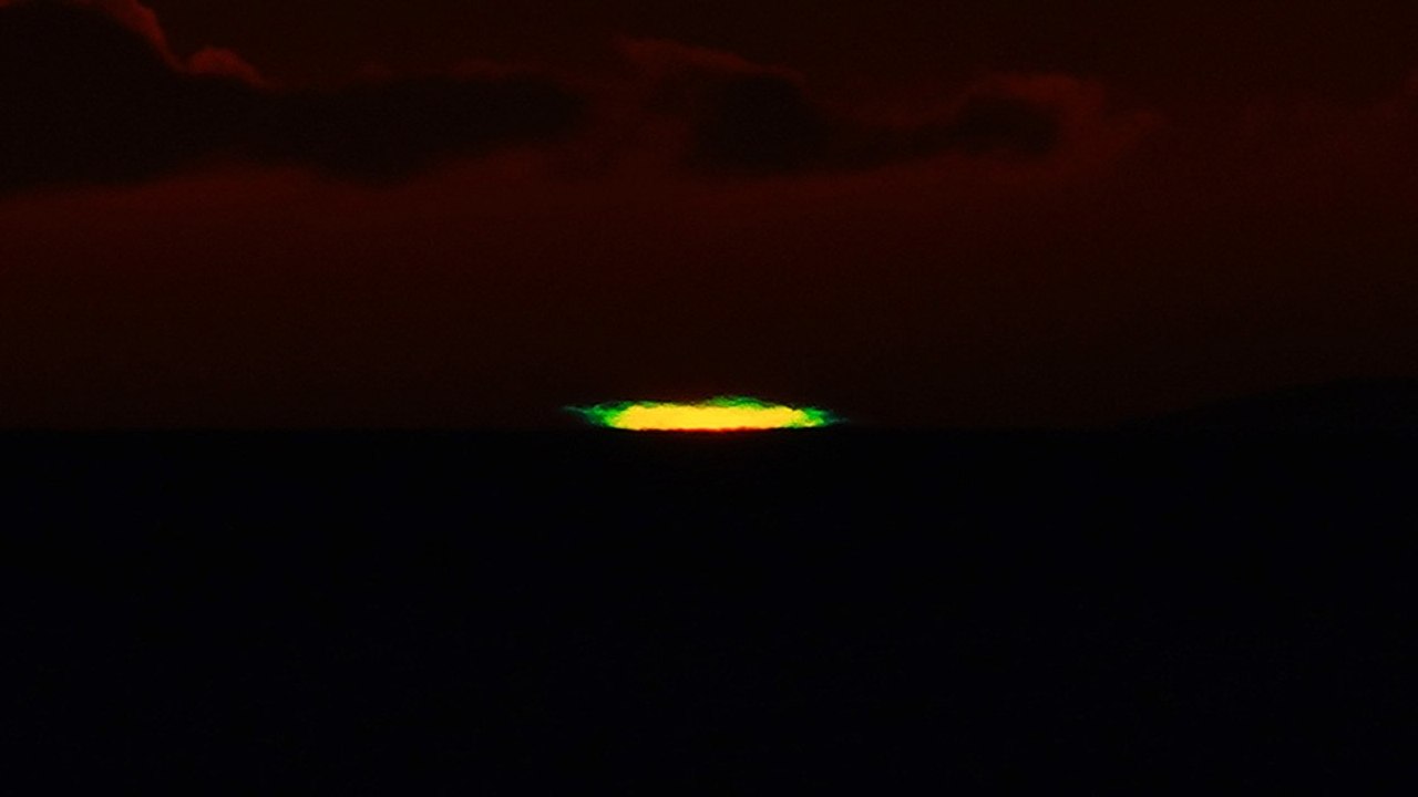 Espectacular secuencia de un rayo verde captado por Eduardo García entre Tenerife y La Palma