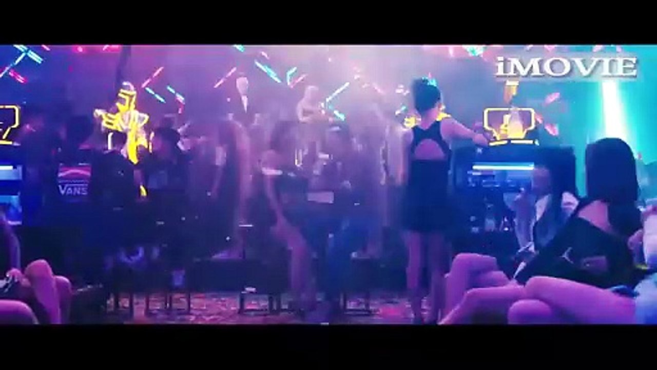 011 - 💥成龍孤膽闖入沙漠解救人質，火力全開突襲恐怖分子!