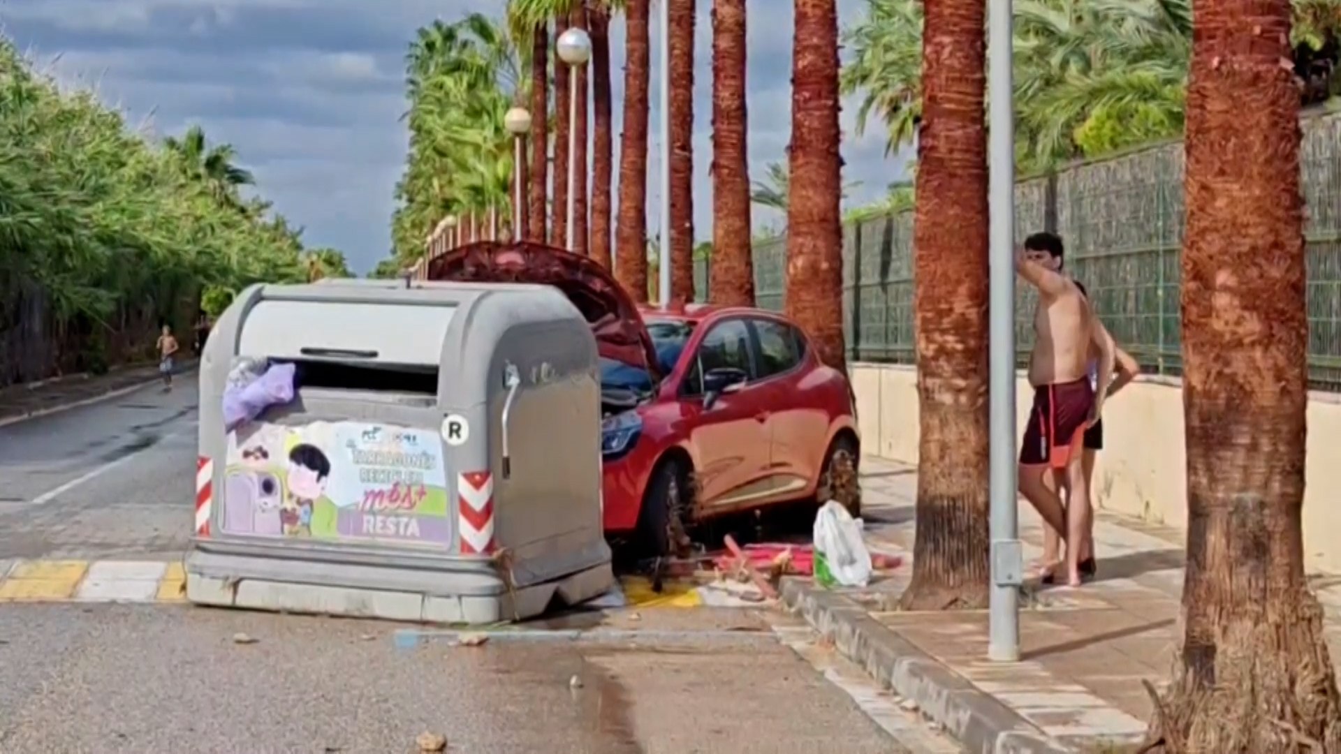 El episodio de lluvias torrenciales en Tarragona deja por el momento tres heridos por la caída de un muro, uno crítico, y 400 desalojados