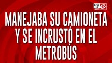 Manejaba su camioneta 4x4 y terminó incrustada en el Metrobus