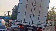 Motorista flagra carreta na frente dele subindo as rodas na mureta da pista