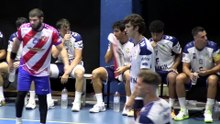Pablo Urdangarin coge la mopa y limpia el suelo en pleno partido
