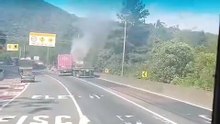 Carreta bateu e começou incêndio passa pras outras carreta na rodovia