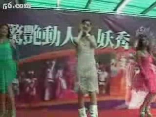 Nong Poy post-op mtf transsexual dancing with other newhalfs