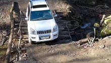 Motorista com 4x4 acelera na subida escorrega e acaba capotando e caindo no buraco