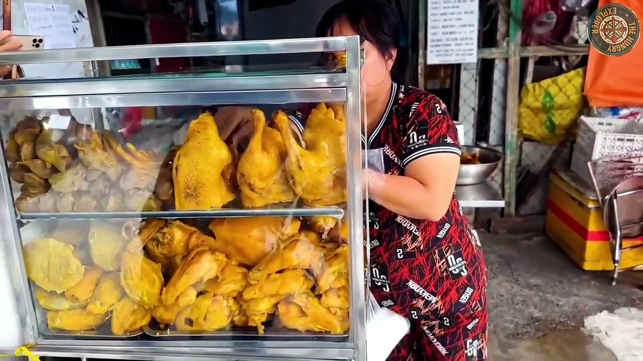 The Best Vietnamese Street Food in Saigon: Duck & Chicken Curry Rice Noodle Soup