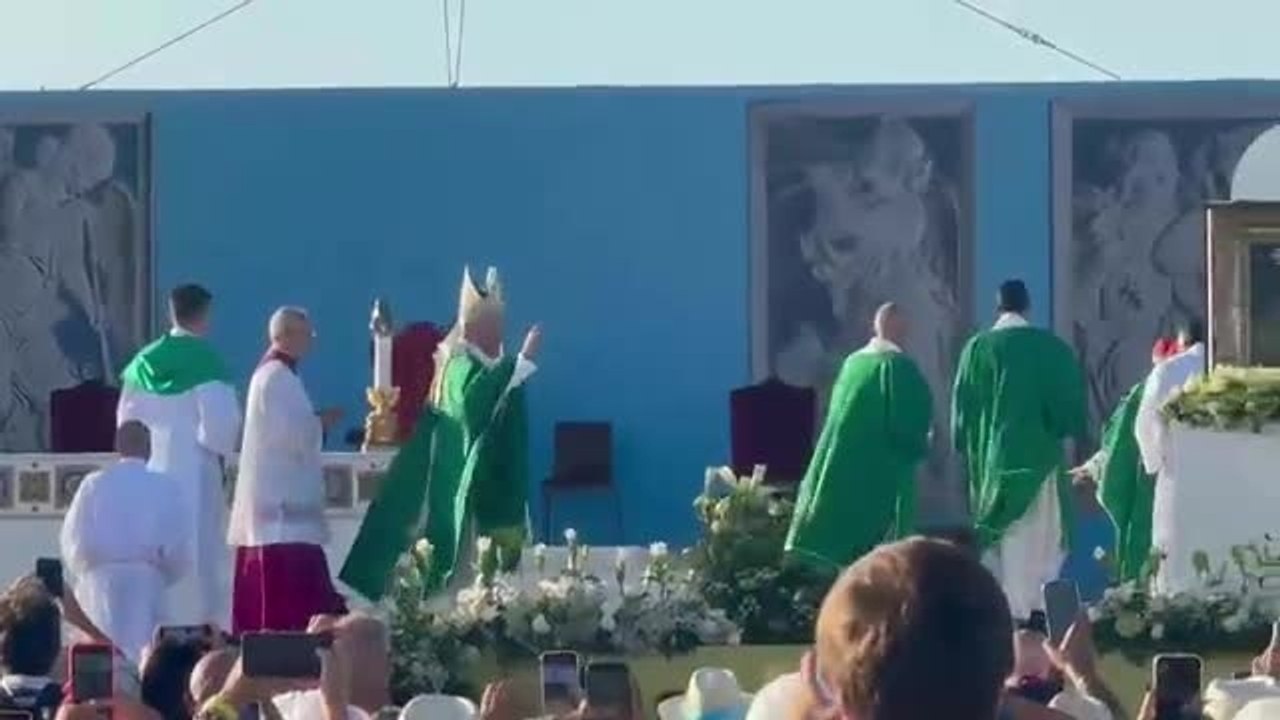 Il video della messa in spiaggia a Rimini: Papa...