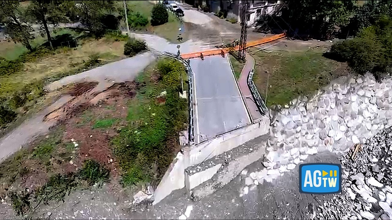Maltempo in Valcamonica, crolla il ponte di Rin...
