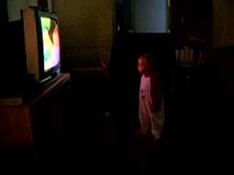 Célia danse devant Dora