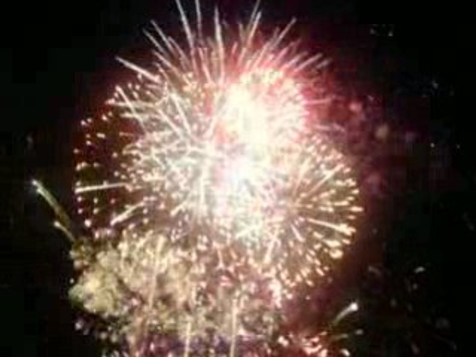 BOUQUET FINAL FEUX D'ARTIFICE DU 13 JUILLET VILLE DE LORIENT