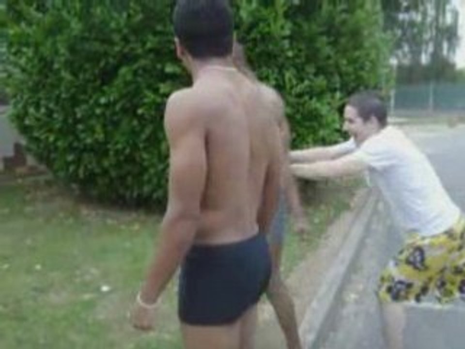 Hop dans la piscine