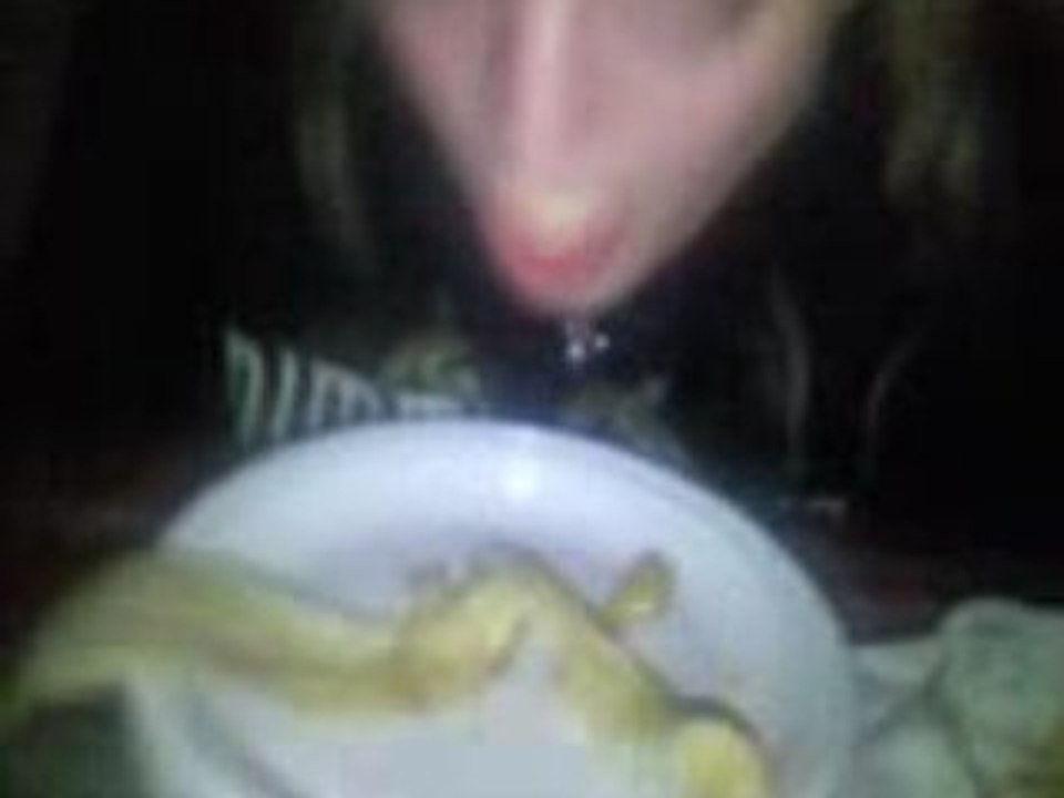 Epluchage de banane sans les mains 1