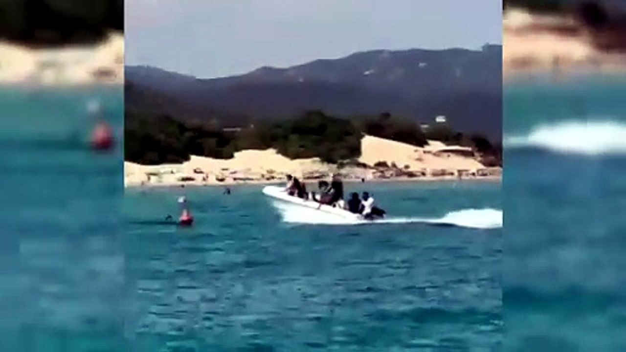 Barchino a tutta velocit? tra i bagnanti a Chia, poi le urla: il drammatico video della 17enne travolta e ferita