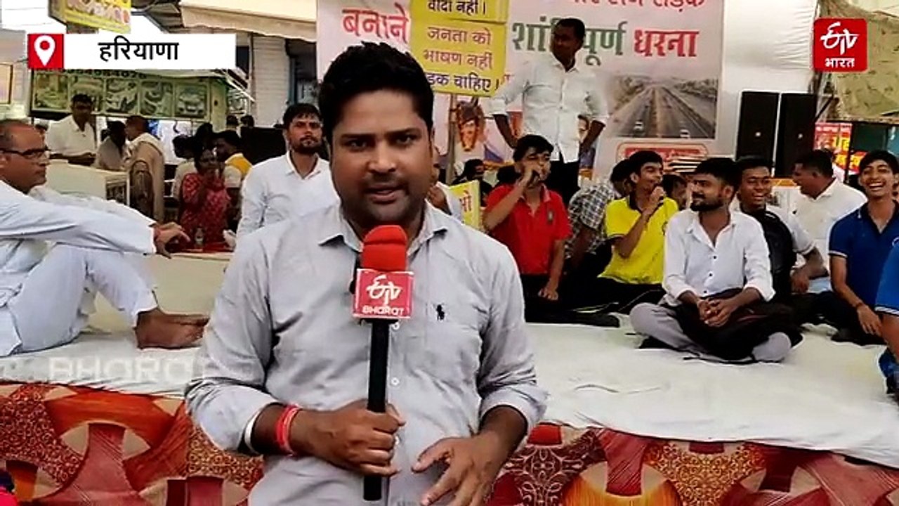 फरीदाबाद में सड़क की बदहाली के खिलाफ धरने पर बै...