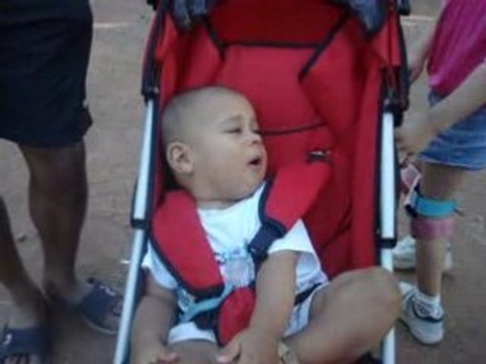 Noa crie et dit "ballon"