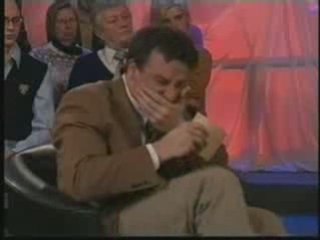 presentateur qui a un fou rire!