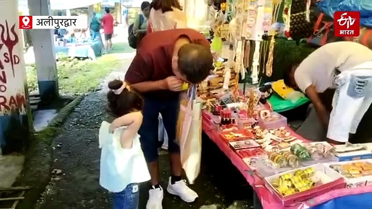 संतालाबाड़ी साप्ताहिक बाजार : सामान खरीदकर पहाड...