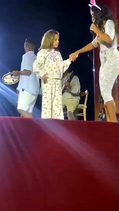 Filha de Ivete Sangalo sobe ao palco durante sh...