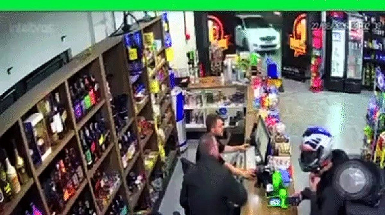 carro invade loja