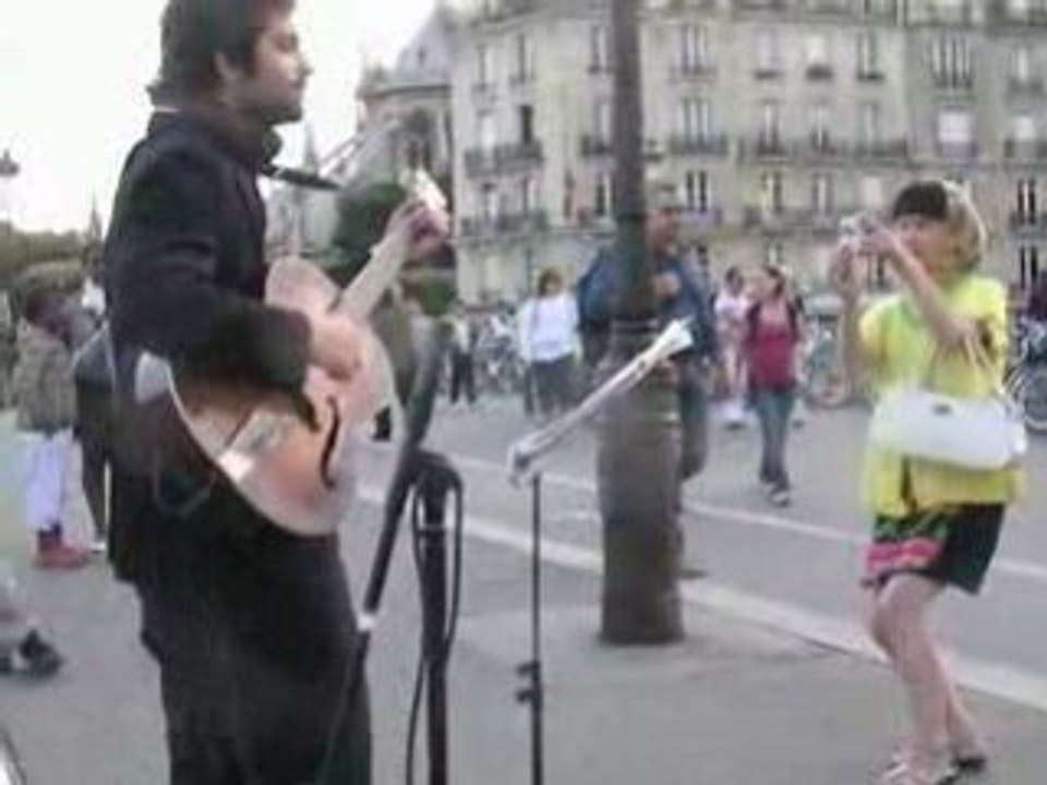 Chanteur de rue et touriste chinoise à Paris (13-07-2008)