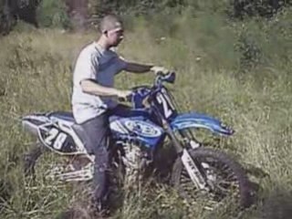 Juju fait du motocross...
