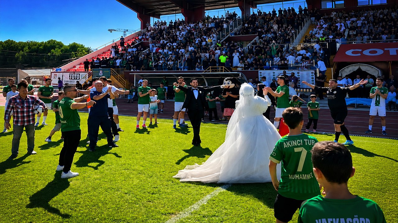 Nikahın ardından soluğu tribünde alan çift maç...