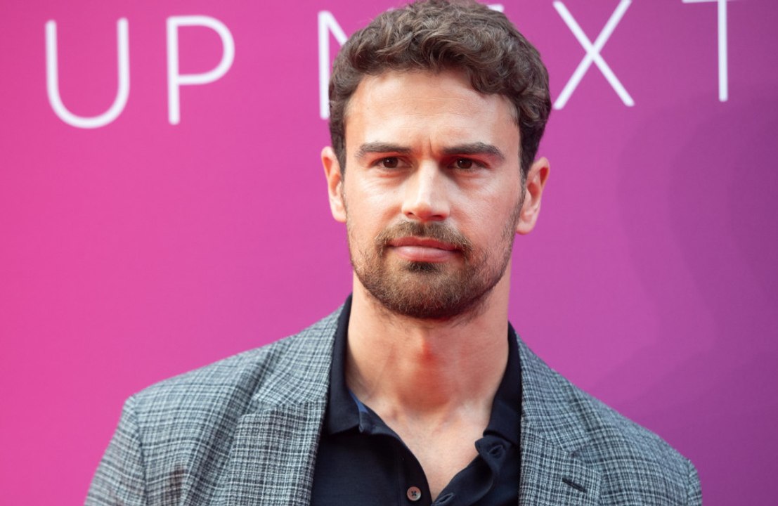 Theo James, James Bond'u oynamak için 'fazla yaşlı' olduğunu düşünüyor