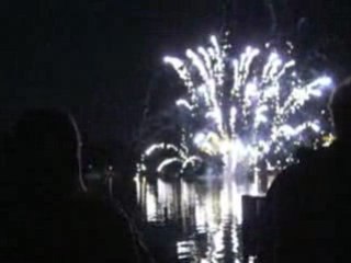 les feux d'artifices dans l'eau