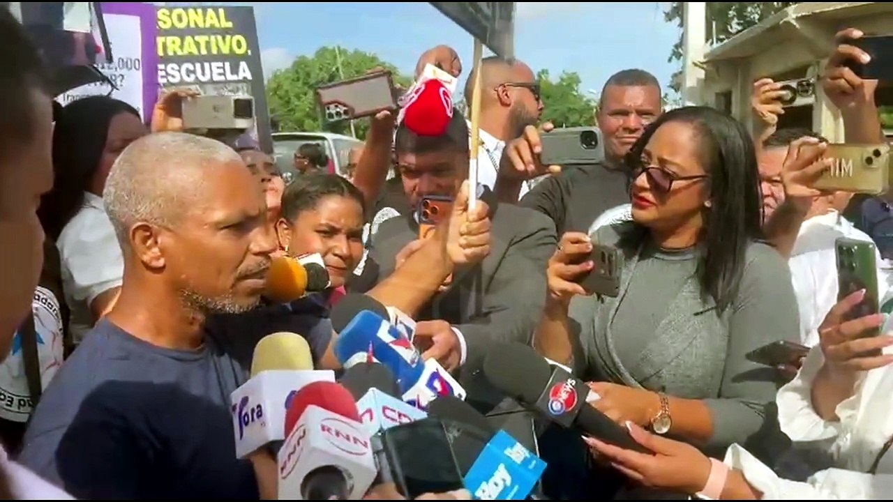 Personal docente y administrativo protestan frente a la Escuela Primaria Espejo La Milagrosa