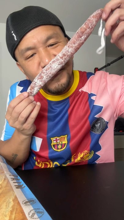 Vous mangez la peau ou pas ?! ☺️ Vous mangez du porc ?! ☺️ #degoustatiooone #saucisson #saucissonsec