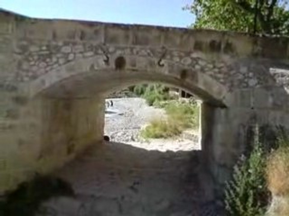 Pont "La Vaïre"  passe en dessous Alpes de haute provence