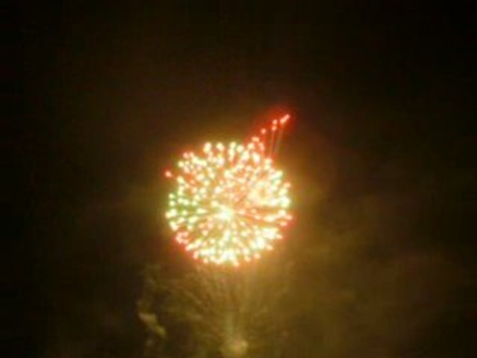 guy en pleins feu d'artifice
