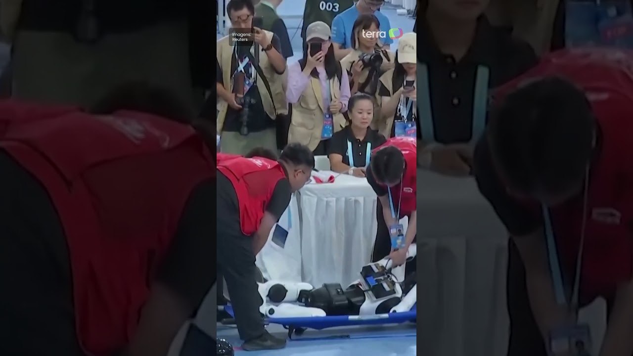 Robô sai de maca após ‘bugar’ e atingir juízes em levantamento de peso nos Jogos Humanoides #shorts