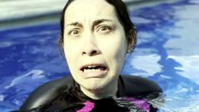 There's a frog in the pool 😱🐸 @dianamireless