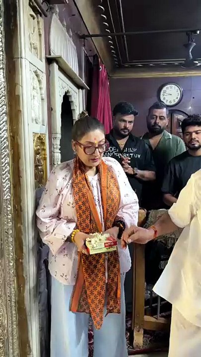 जयपुर में काले हनुमानजी के मंदिर गईं सुनीता आहूजा