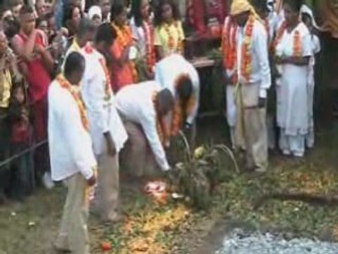 Marche sur le feu à Piton St-Leu le 20juillet 2008.