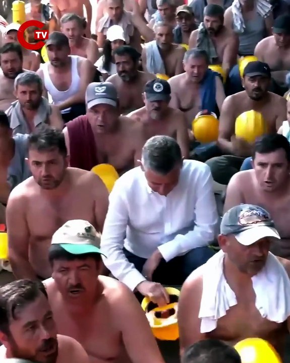Özgür Özel, açıklamalarının ardından madencilere baretle destek verdi.