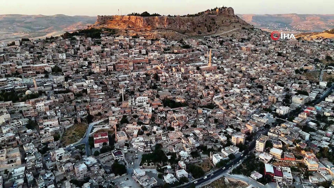 Gecesi ayrı gündüzü ayrı büyülüyor: Mardin havadan görüntülendi