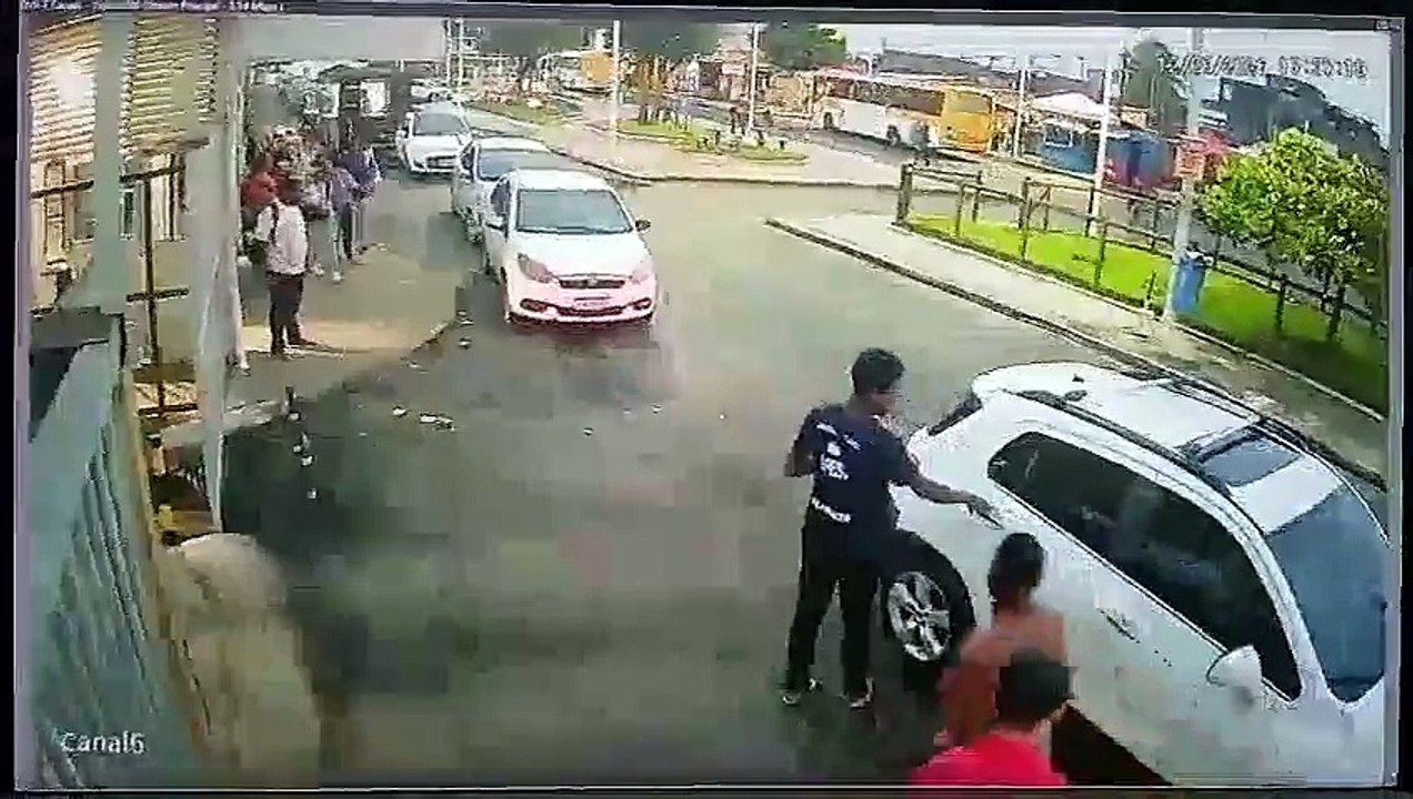 TUDO FAKE? Câmeras flagram grupo supostamente encenando falta de atendimento no Hospital do Subúrbio