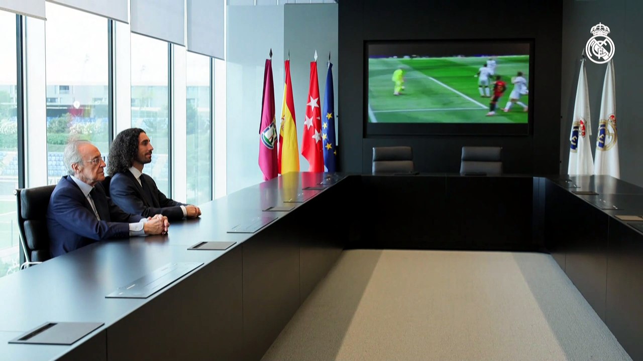 Cucurella ya posa con las quince copas de Europa: "Es un día especial para mí"