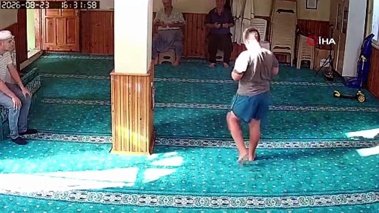 Namaz kılmaya gelen çocuğa imamdan anlamlı hareket!
