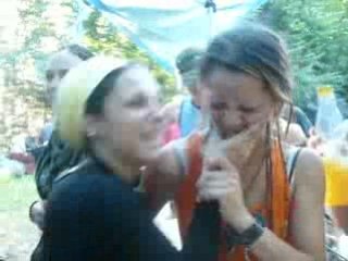 V'la les belles nanas qu'il y a en teuf !!!