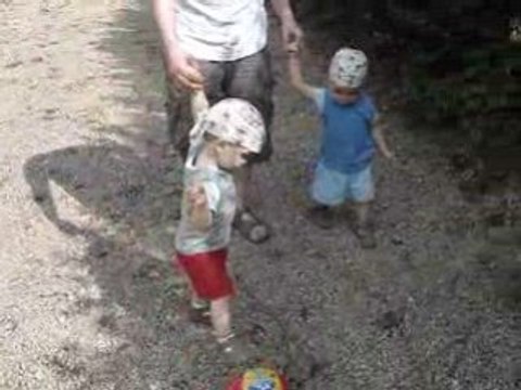 On joue au ballon avec papa