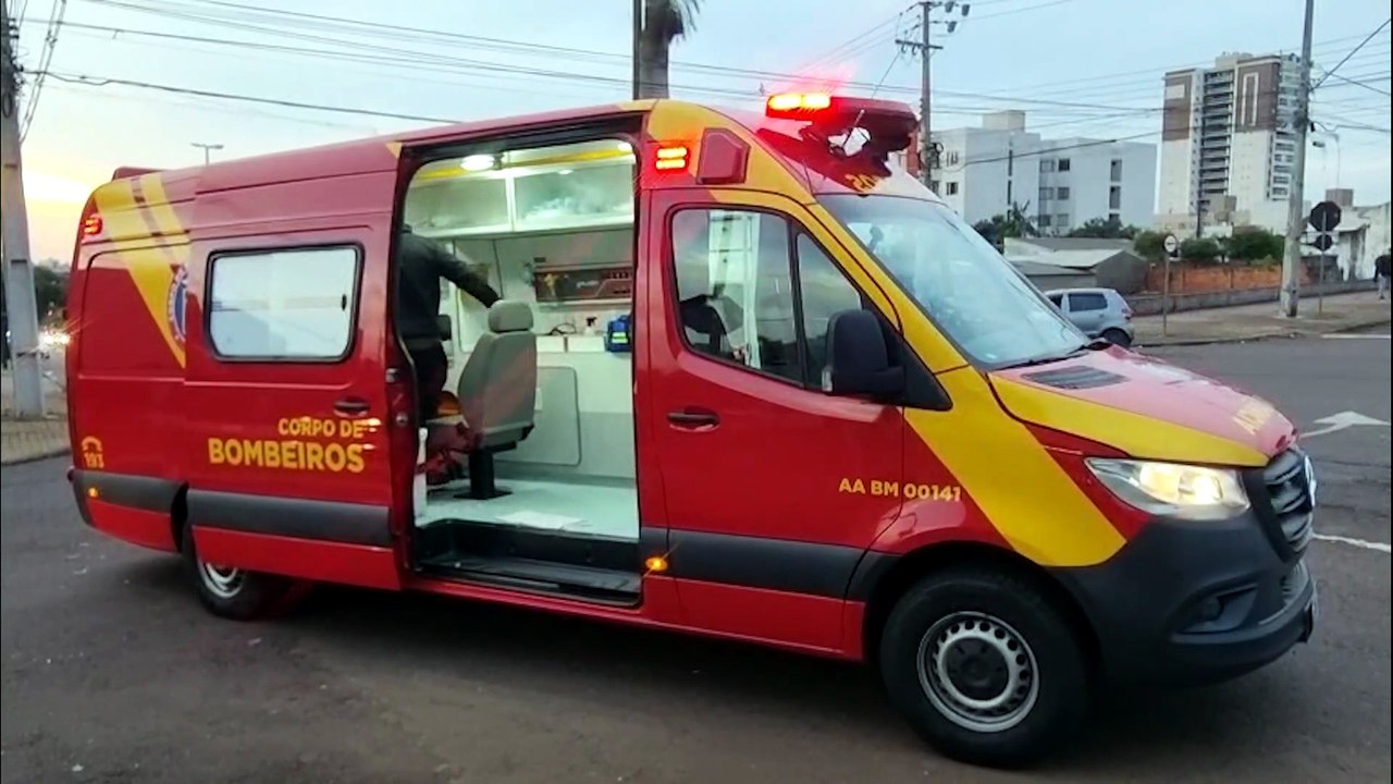 Duas pessoas ficam feridas após colisão entre carro e moto na Avenida Brasil