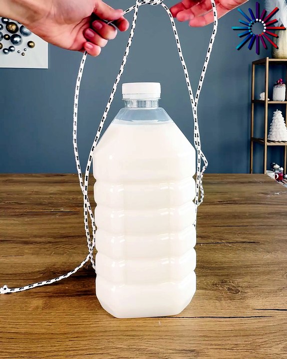 Rope trick that makes carrying heavy bottles easier 🧴✨