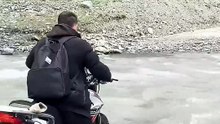 ¿Te atreverías a cruzar un río embravecido en bicicleta? Descubre por qué no deberías intentarlo
